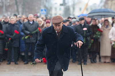 Праздник мужества и верности долгу: в регионах Беларуси 23 февраля прошли торжественные митинги