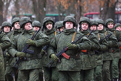 Праздник мужества и верности долгу: в регионах Беларуси 23 февраля прошли торжественные митинги