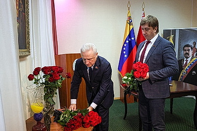 В посольстве Венесуэлы в Минске открыта книга соболезнований