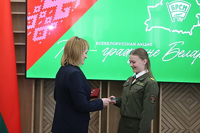 \"Каждый рад получить тут паспорт\". Всебелорусская акция \"Мы - граждане Беларуси!\" прошла в ЦИК 