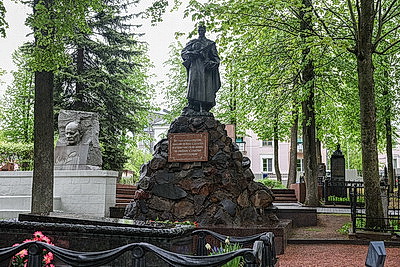 Почтить память погибших. Возложения цветов к братским могилам и мемориалам проходят в канун Дня Победы