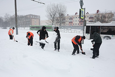 Помогают пожилым и чистят территории. К уборке снега присоединилась молодежь