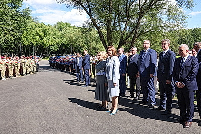 Памятник летчику Александру Мамкину открыли в столичном парке