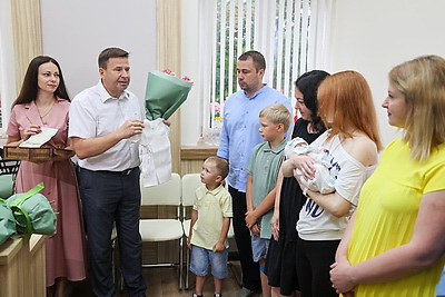 В Гродно пяти недавно ставшим многодетными семьям вручили \"Бацькаву кашулю\"
