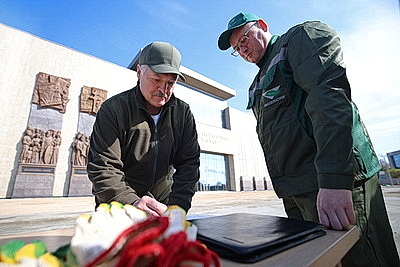 Лукашенко на субботнике работал на площадке Национального исторического музея