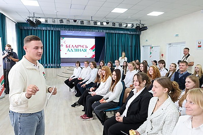 \"Единство начинается с каждого из нас\". Молодежь обсудила ценности праздника на акции \"Беларусь адзіная\"