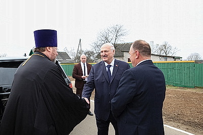 Лукашенко зажег пасхальную свечу в одном из деревенских храмов