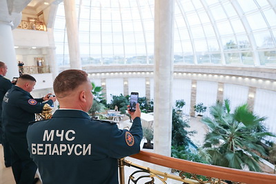 Со службы - в поля. Убиравшие урожай сотрудники МЧС посетили Дворец Независимости