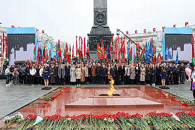Народное возложение цветов к монументу Победы проходит в Минске