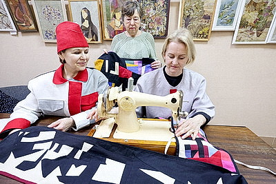 Вдохновились местными художниками. Витебские мастерицы создали коллекцию одежды в духе супрематизма