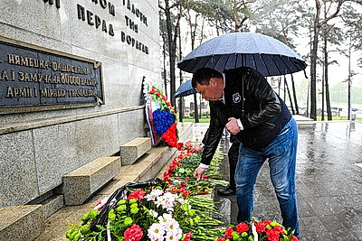 Почтить память погибших. Возложения цветов к братским могилам и мемориалам проходят в канун Дня Победы