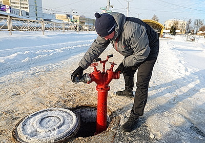 В Витебске на площади Победы заливают каток
