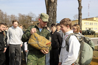 Сделать фото на фоне вертолета и в снаряжении парашютиста. Учащиеся Малоритского района побывали в 38-й бригаде