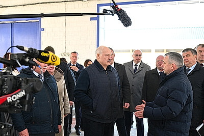 Сельское хозяйство и \"кондитерка\". Лукашенко посетил Наровлянский район
