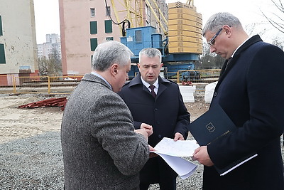 Строители приступили к монтажу панелей в пострадавшей при взрыве газа десятиэтажке в Гомеле