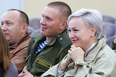 Главный подарок ко Дню матери - время с сыновьями. Солдаты-срочники 38-й бригады поздравили своих мам