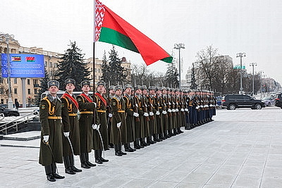Парламентская делегация Зимбабве возложила венок и цветы к монументу Победы в Минске