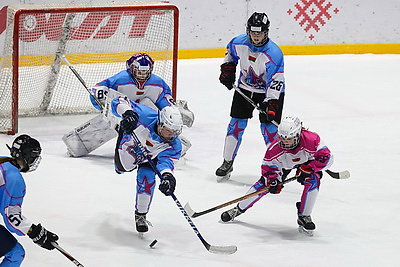 В хоккей играют не только мужчины. Всемирный женский хоккейный матч прошел в Минске