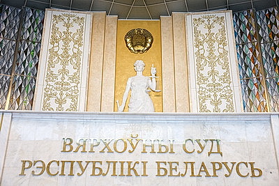 \"Гордимся тем, что нам выпала такая честь\". В Верховном Суде столичным школьникам вручили первые паспорта