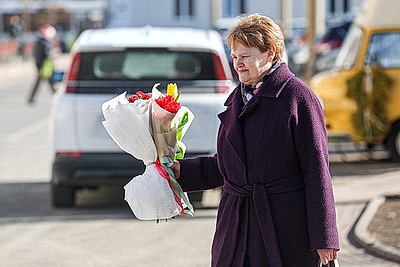 \"101 тюльпан для милых дам\". Гродненские спасатели поздравили женщин с 8 Марта