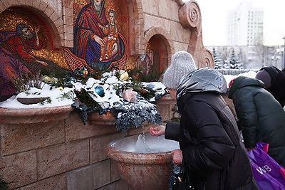 Православные верующие празднуют Крещение Господне