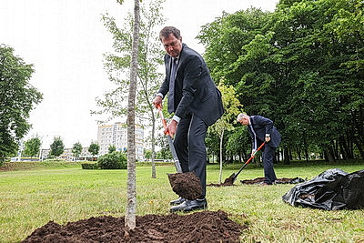 Главы МИД Беларуси и Узбекистана заложили в Минске аллею дружбы двух стран