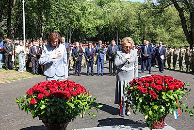 Памятник летчику Александру Мамкину открыли в столичном парке