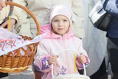 Православные верующие освящают пасхальную трапезу в храмах Беларуси