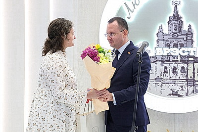 \"Забота о семье - одновременно большой труд и радость\". Восьми брестчанкам вручили орден Матери
