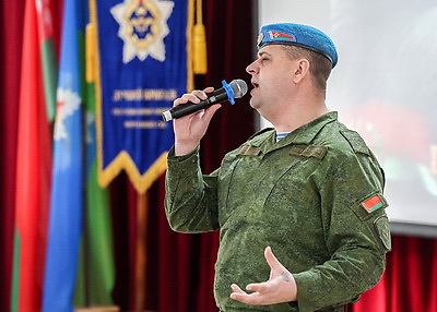 Ароматные домашние пироги приготовили в честь праздника молодым десантникам в Витебске