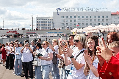 Флаг \"Славянского базара\" подняли возле Летнего амфитеатра