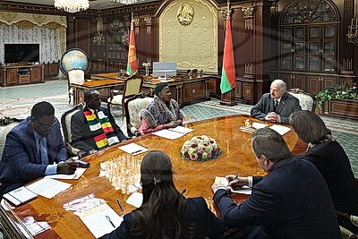 Лукашенко встретился с председателем Сената Зимбабве