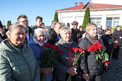В Шкловском районе открыли скульптуру Героя Социалистического Труда Нины Барановой