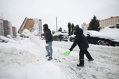 Последствия снегопада устраняют в городах Беларуси