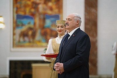 Лукашенко вручил дипломы доктора наук и аттестаты профессора