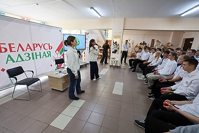 Простым языком - о важном. Молодежь Минской области приняла участие в акции \"Беларусь адзіная\"
