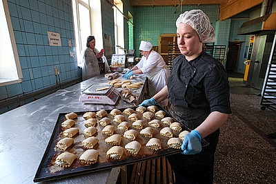 По классическим рецептам. Предприятия Белкоопсоюза поставят в торговую сеть около 100 тонн праздничной продукции