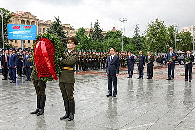 Заместитель председателя КНР возложил венок к монументу Победы в Минске
