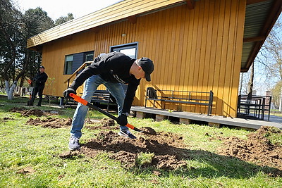 Республиканский субботник: команда БЕЛТА помогла навести порядок в социальном пансионате \"Малиновка\"