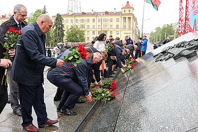 Народное возложение цветов к монументу Победы проходит в Минске