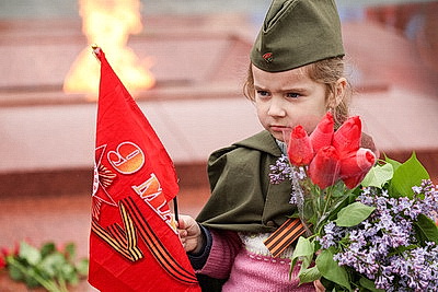 Народное возложение цветов к монументу Победы проходит в Минске