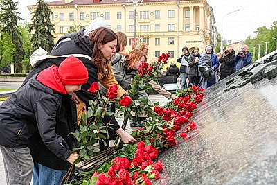 Народное возложение цветов к монументу Победы проходит в Минске