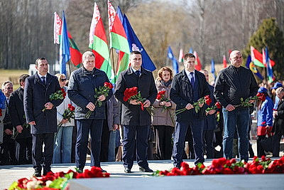 \"Пусть скорбь и печаль обернутся в мужество ваше и силу\". В Хатыни проходит всенародная вахта памяти