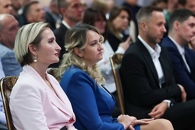 Представители бизнеса посетили с экскурсией Дворец Независимости