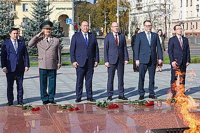 Премьер-министр Казахстана возложил венок к монументу Победы в Минске