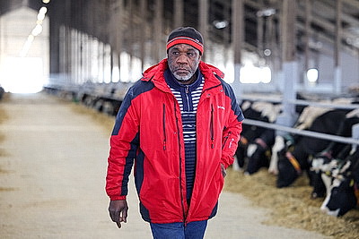 Полюбил мороз и жареную картошку. Как живет и работает в Беларуси зоотехник из Мали