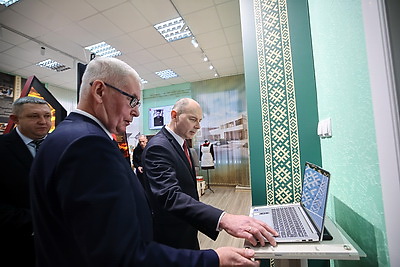 Паспорта лучшим учащимся из Минской области вручили в старейшей гимназии страны