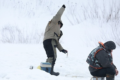 Клевое место! Зимняя рыбалка на Фатинском заливе в Могилеве