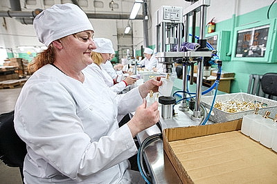 В Докшицах выпускают 2,5 млн флаконов аналогов французских духов в год