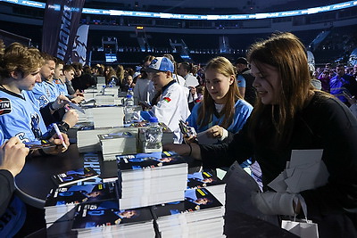 \"Наши болельщики - лучшие\". Хоккейное \"Динамо\" закрыло сезон в \"Минск-Арене\"